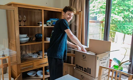 paking moving goods in boxes